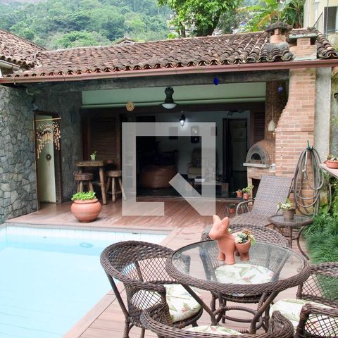 Casa à venda com 436m², 5 quartos e 2 vagas Casa à venda com 436m², 5 quartos e 2 vagasPiscina