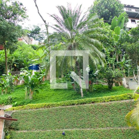 Casa à venda com 436m², 5 quartos e 2 vagas Casa à venda com 436m², 5 quartos e 2 vagasPiscina vista