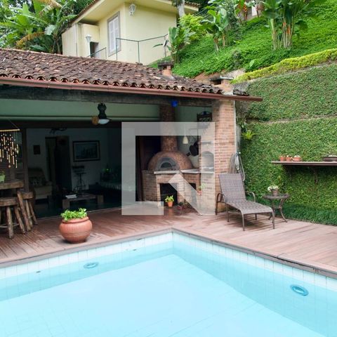 Casa à venda com 436m², 5 quartos e 2 vagas Casa à venda com 436m², 5 quartos e 2 vagasPiscina