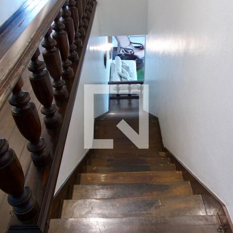 Casa à venda com 436m², 5 quartos e 2 vagas Casa à venda com 436m², 5 quartos e 2 vagasEscada 2 piso