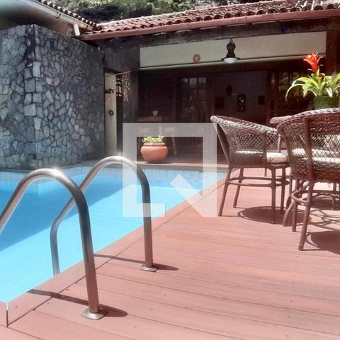 Casa à venda com 436m², 5 quartos e 2 vagas Casa à venda com 436m², 5 quartos e 2 vagasPiscina