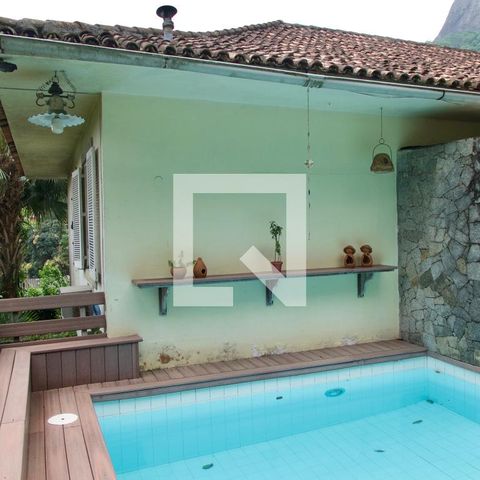 Casa à venda com 436m², 5 quartos e 2 vagas Casa à venda com 436m², 5 quartos e 2 vagasPiscina