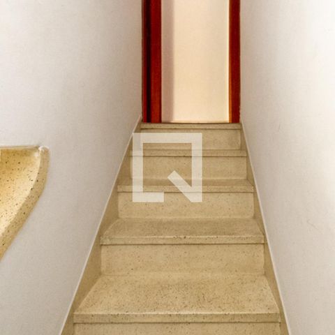 Casa à venda com 44m², 2 quartos e sem vaga Casa à venda com 44m², 2 quartos e sem vagaEscada
