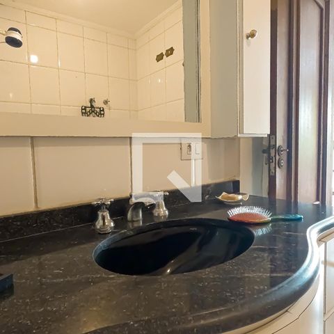 Casa à venda com 350m², 3 quartos e 4 vagasBanheiro da Suíte 1