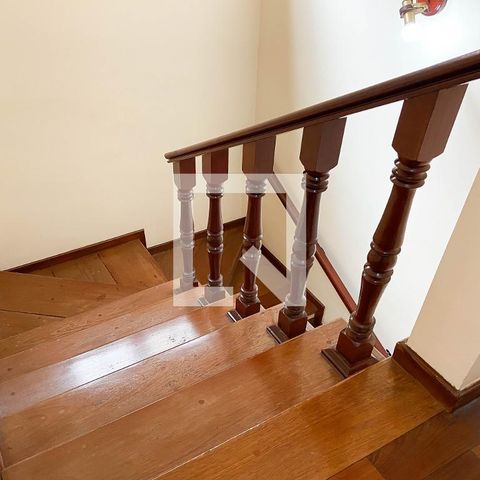 Casa à venda com 150m², 3 quartos e 2 vagasEscada