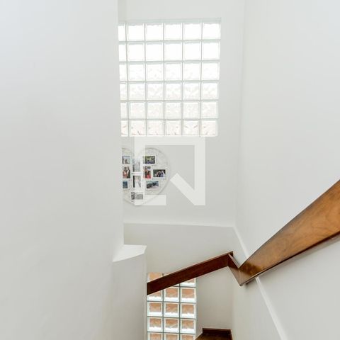 Casa à venda com 200m², 3 quartos e 4 vagasEscada Quartos/Sala