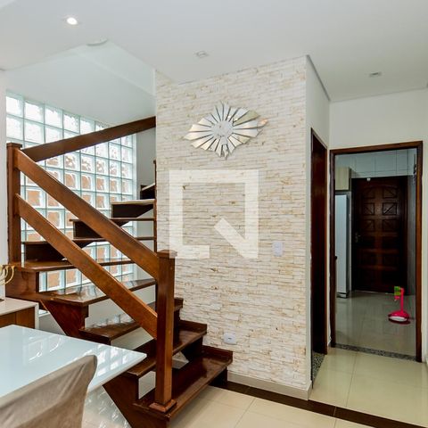 Casa à venda com 200m², 3 quartos e 4 vagasEscada Sala/Quartos
