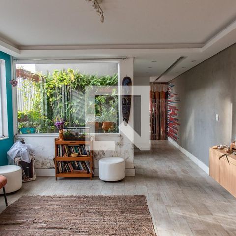 Casa à venda com 378m², 4 quartos e 3 vagas Casa à venda com 378m², 4 quartos e 3 vagasSala