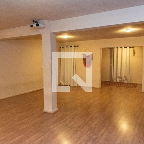 Casa à venda com 378m², 4 quartos e 3 vagas Casa à venda com 378m², 4 quartos e 3 vagasSalão