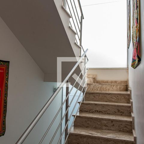 Casa à venda com 378m², 4 quartos e 3 vagas Casa à venda com 378m², 4 quartos e 3 vagasEscada