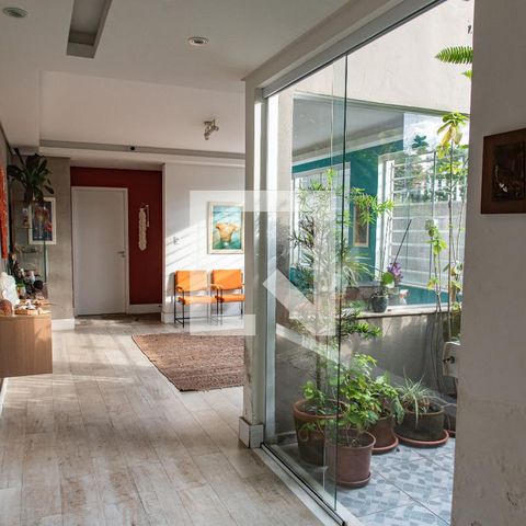 Casa à venda com 378m², 4 quartos e 3 vagas Casa à venda com 378m², 4 quartos e 3 vagasSala