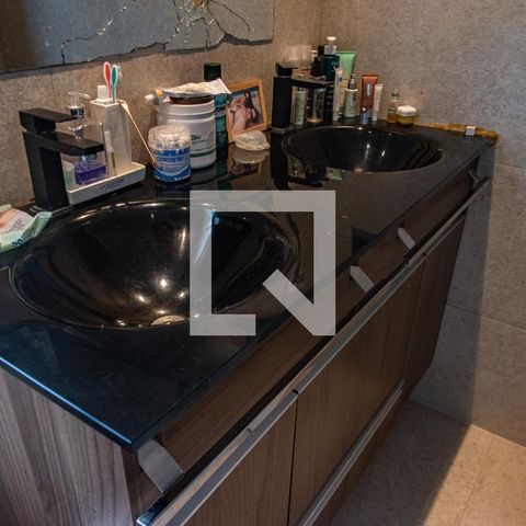 Casa à venda com 378m², 4 quartos e 3 vagas Casa à venda com 378m², 4 quartos e 3 vagasBanheiro da suíte