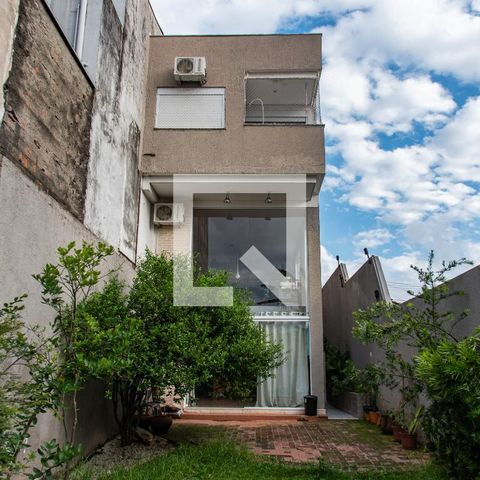 Casa à venda com 378m², 4 quartos e 3 vagas Casa à venda com 378m², 4 quartos e 3 vagasQuintal
