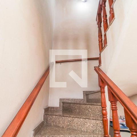 Casa à venda com 200m², 3 quartos e 3 vagasEscada