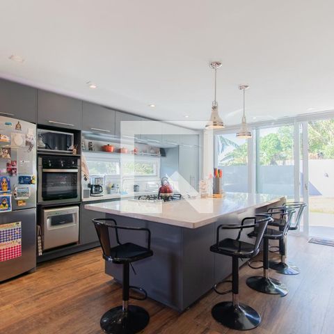 Casa à venda com 340m², 3 quartos e 3 vagasCozinha e Área de Serviço