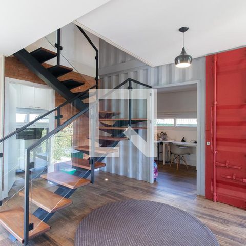 Casa à venda com 340m², 3 quartos e 3 vagasEscada