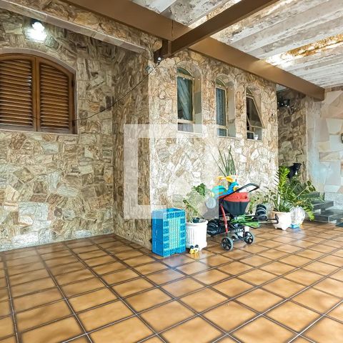 Casa à venda com 180m², 4 quartos e 2 vagas Casa à venda com 180m², 4 quartos e 2 vagasGaragem