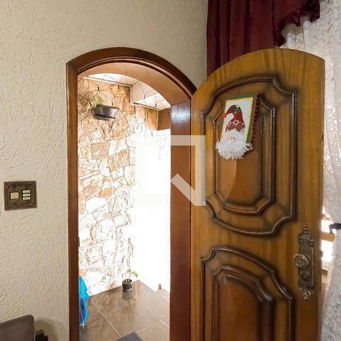 Casa à venda com 180m², 4 quartos e 2 vagas Casa à venda com 180m², 4 quartos e 2 vagasEntrada