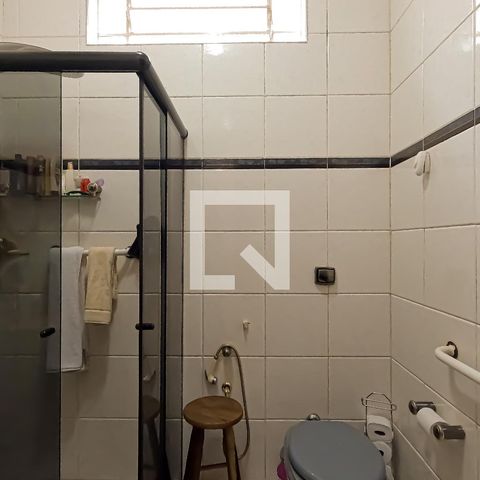 Casa à venda com 180m², 4 quartos e 2 vagas Casa à venda com 180m², 4 quartos e 2 vagasBanheiro