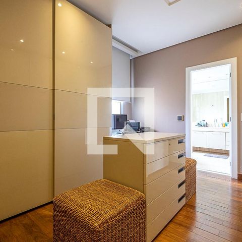 Apartamento à venda com 264m², 4 quartos e 5 vagasSuíte 1 - Closet