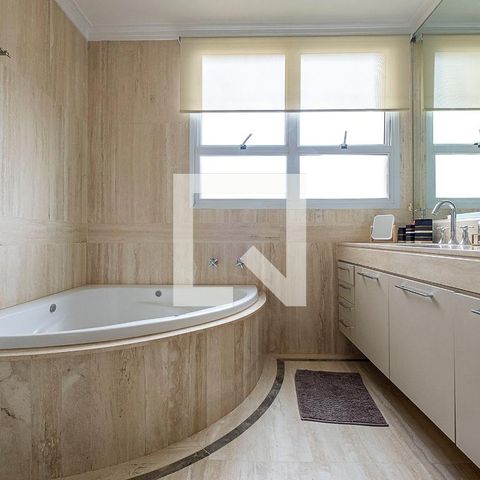 Apartamento à venda com 264m², 4 quartos e 5 vagasSuíte 1 - Banheiro
