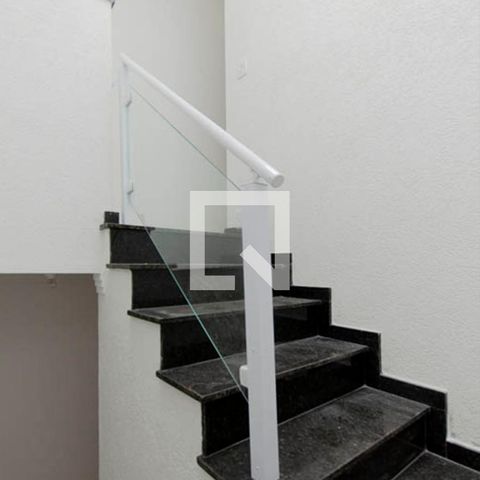 Casa à venda com 100m², 3 quartos e 2 vagas Casa à venda com 100m², 3 quartos e 2 vagasEscada