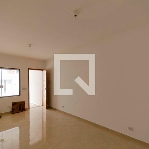 Casa à venda com 100m², 3 quartos e 2 vagas Casa à venda com 100m², 3 quartos e 2 vagasSala