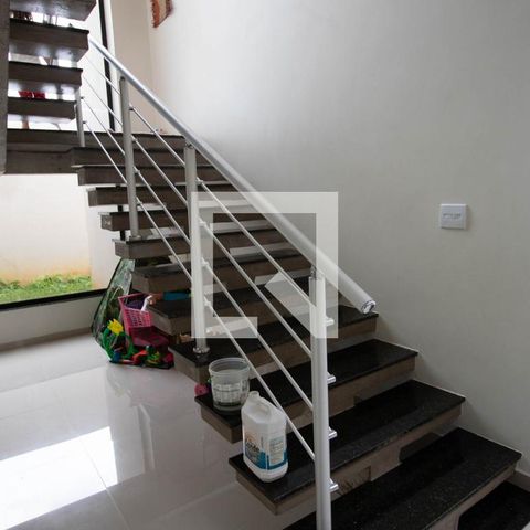 Casa de condomínio à venda com 405m², 3 quartos e 2 vagas Casa de condomínio à venda com 405m², 3 quartos e 2 vagasEscada