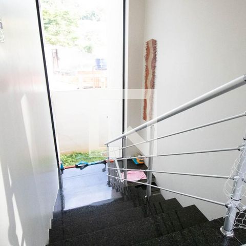 Casa de condomínio à venda com 405m², 3 quartos e 2 vagas Casa de condomínio à venda com 405m², 3 quartos e 2 vagasEscada
