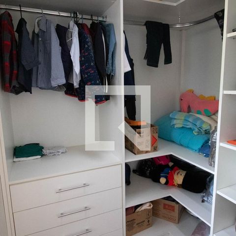 Casa de condomínio à venda com 405m², 3 quartos e 2 vagas Casa de condomínio à venda com 405m², 3 quartos e 2 vagasCloset Suíte 1