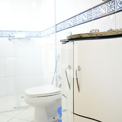 Casa de condomínio para alugar com 315m², 3 quartos e 6 vagasBanheiro da Suíte 2