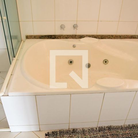 Casa de condomínio para alugar com 315m², 3 quartos e 6 vagasBanheiro da Suíte 3 