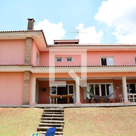 Casa de condomínio para alugar com 315m², 3 quartos e 6 vagasFundos