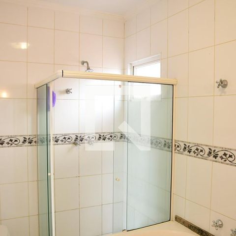 Casa de condomínio para alugar com 315m², 3 quartos e 6 vagasBanheiro da Suíte 3 