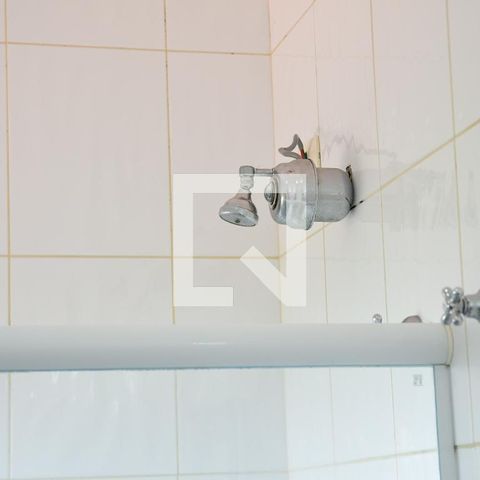 Casa de condomínio para alugar com 315m², 3 quartos e 6 vagasBanheiro da Suíte 2