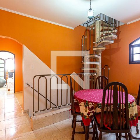 Casa à venda com 212m², 3 quartos e 2 vagas Casa à venda com 212m², 3 quartos e 2 vagasHall Dormitórios