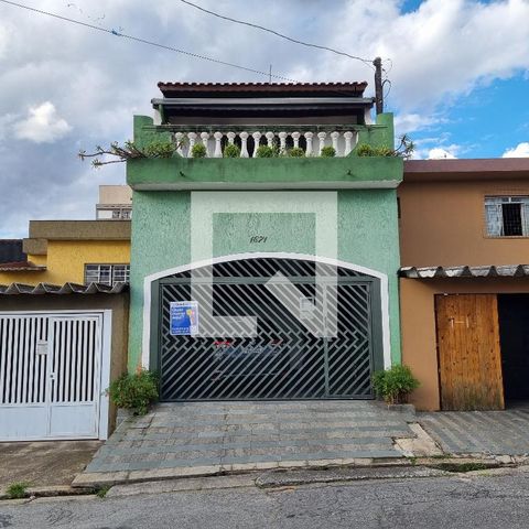 Casa à venda com 212m², 3 quartos e 2 vagas Casa à venda com 212m², 3 quartos e 2 vagasFachada