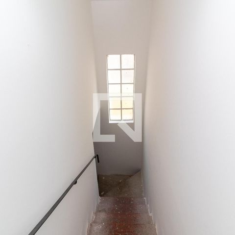 Casa à venda com 180m², 3 quartos e 2 vagas Casa à venda com 180m², 3 quartos e 2 vagasEscada