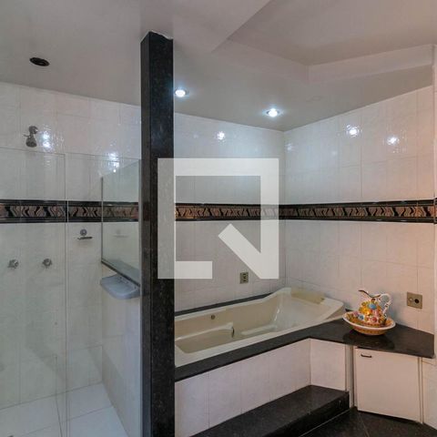 Casa à venda com 405m², 5 quartos e 2 vagasBanheiro da Suíte