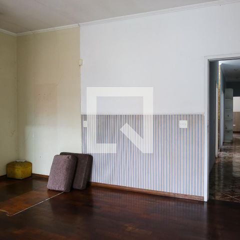 Casa à venda com 268m², 4 quartos e 6 vagasSuite