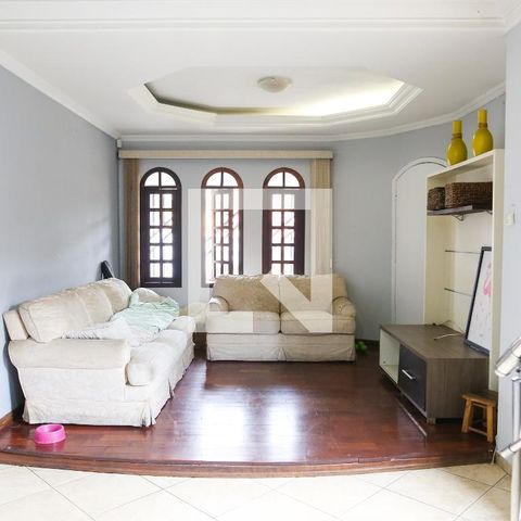 Casa à venda com 268m², 4 quartos e 6 vagasSala