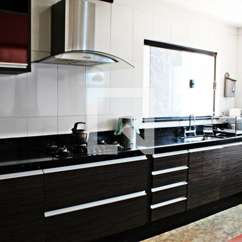 Casa à venda com 320m², 4 quartos e 4 vagasCozinha