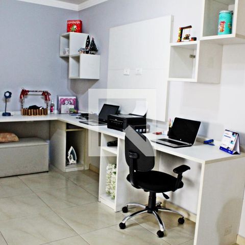 Casa à venda com 320m², 4 quartos e 4 vagasEscritório