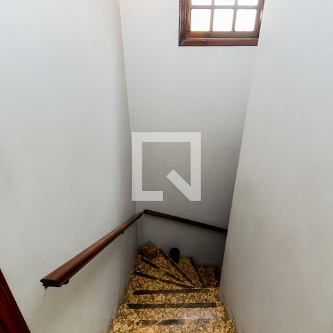 Casa à venda com 100m², 3 quartos e 2 vagasEscada Sala/Quartos 