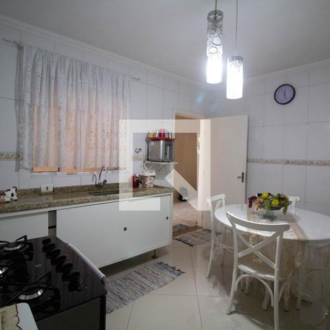 Casa à venda com 210m², 5 quartos e 4 vagas Casa à venda com 210m², 5 quartos e 4 vagasCozinha