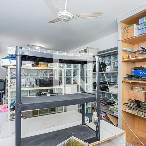 Casa de condomínio à venda com 166m², 3 quartos e 5 vagas Casa de condomínio à venda com 166m², 3 quartos e 5 vagasEscritório