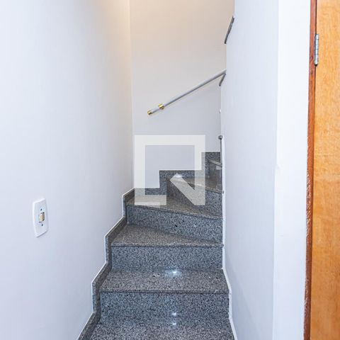 Casa de condomínio à venda com 166m², 3 quartos e 5 vagas Casa de condomínio à venda com 166m², 3 quartos e 5 vagasEscada