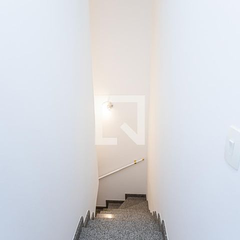 Casa de condomínio à venda com 166m², 3 quartos e 5 vagas Casa de condomínio à venda com 166m², 3 quartos e 5 vagasEscada