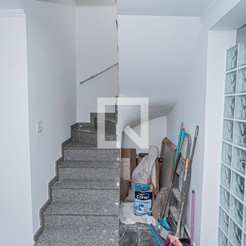 Casa de condomínio à venda com 166m², 3 quartos e 5 vagas Casa de condomínio à venda com 166m², 3 quartos e 5 vagasEscada