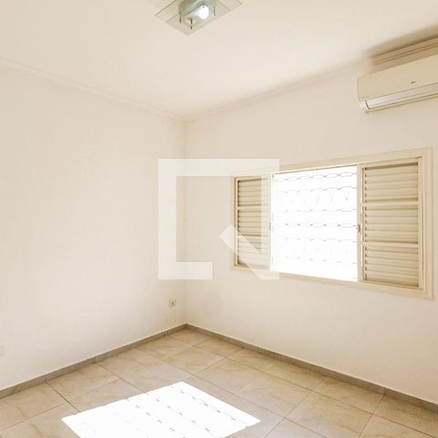 Casa à venda com 300m², 5 quartos e 5 vagasSuíte 2